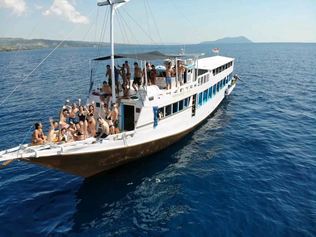 shared komodo boat trip